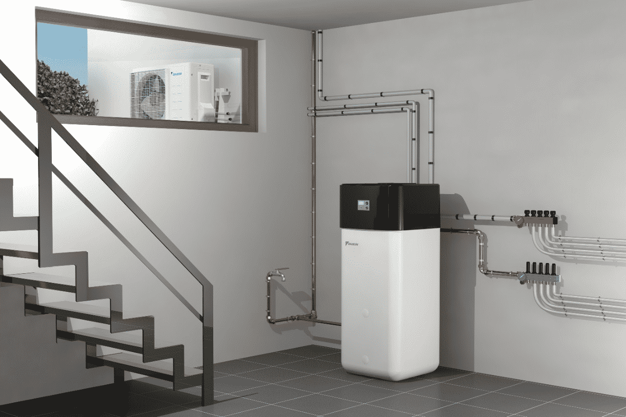 Local technique moderne avec escalier, tableau mural de ventilation et une unité thermodynamique blanche et noire raccordée à des tuyaux et vannes.