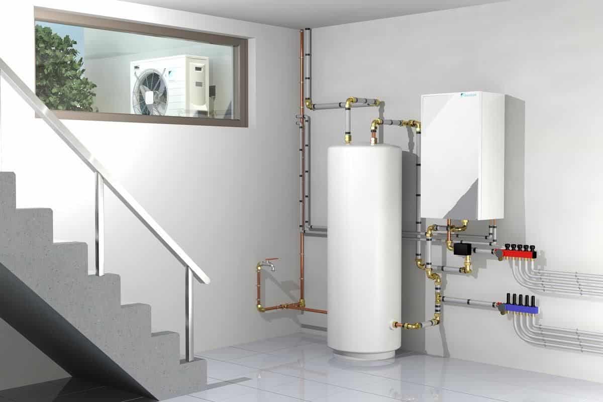Pièce technique d’une maison avec une chaudière cylindrique blanche et un système de tuyauteries en cuivre, raccords et vannes, vue en coupe, près d’un escalier et d’une fenêtre.