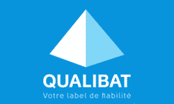 Logo bleu de Qualibat : un triangle blanc et un triangle bleu avec le texte « QUALIBAT » et la mention « Votre label de fiabilité ».