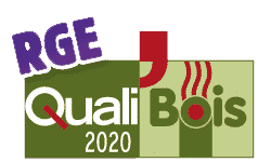 Logo QualiBois 2020 avec le texte RGE en violet et le slogan en rouge, fond vert et formes stylisées de bâtiment et feuillus