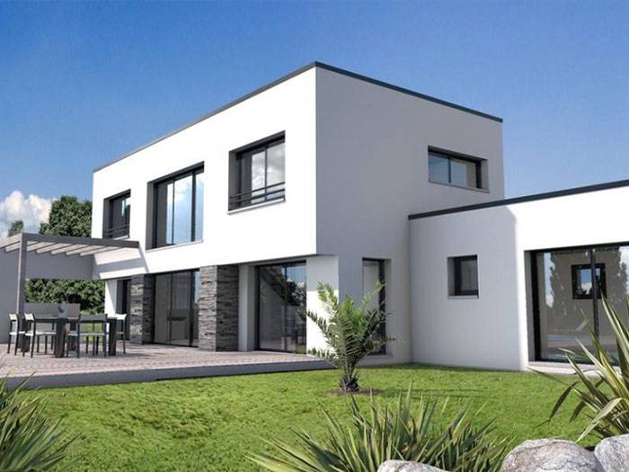 Façade d’une maison moderne blanche et grise avec grandes fenêtres, jardin vert et terrasse extérieure avec mobilier.