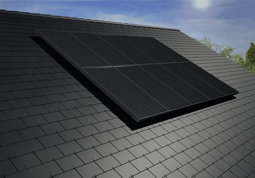 Toit en panneaux solaires avec vue en contre-plongée, ciel bleu et végétation en arrière-plan.