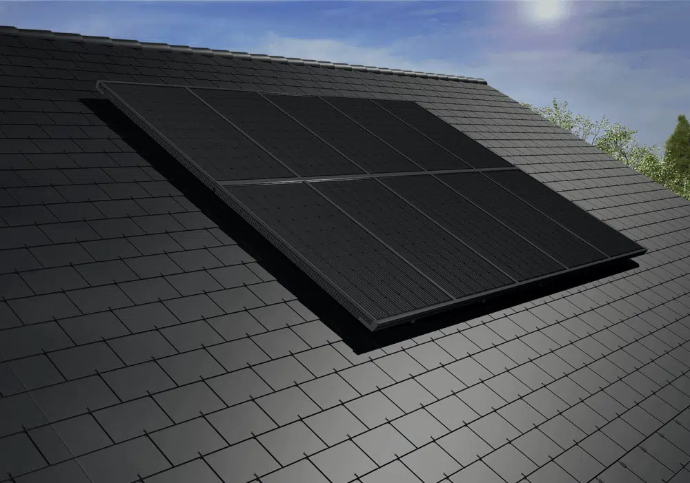 Toit en panneaux solaires avec vue en contre-plongée, ciel bleu et végétation en arrière-plan.