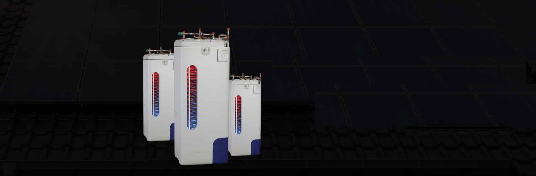 Machine industrielle blanche avec trois modules transparents contenant des liquides colorés, posée sur un sol sombre, avec des tuyaux et raccords en haut.