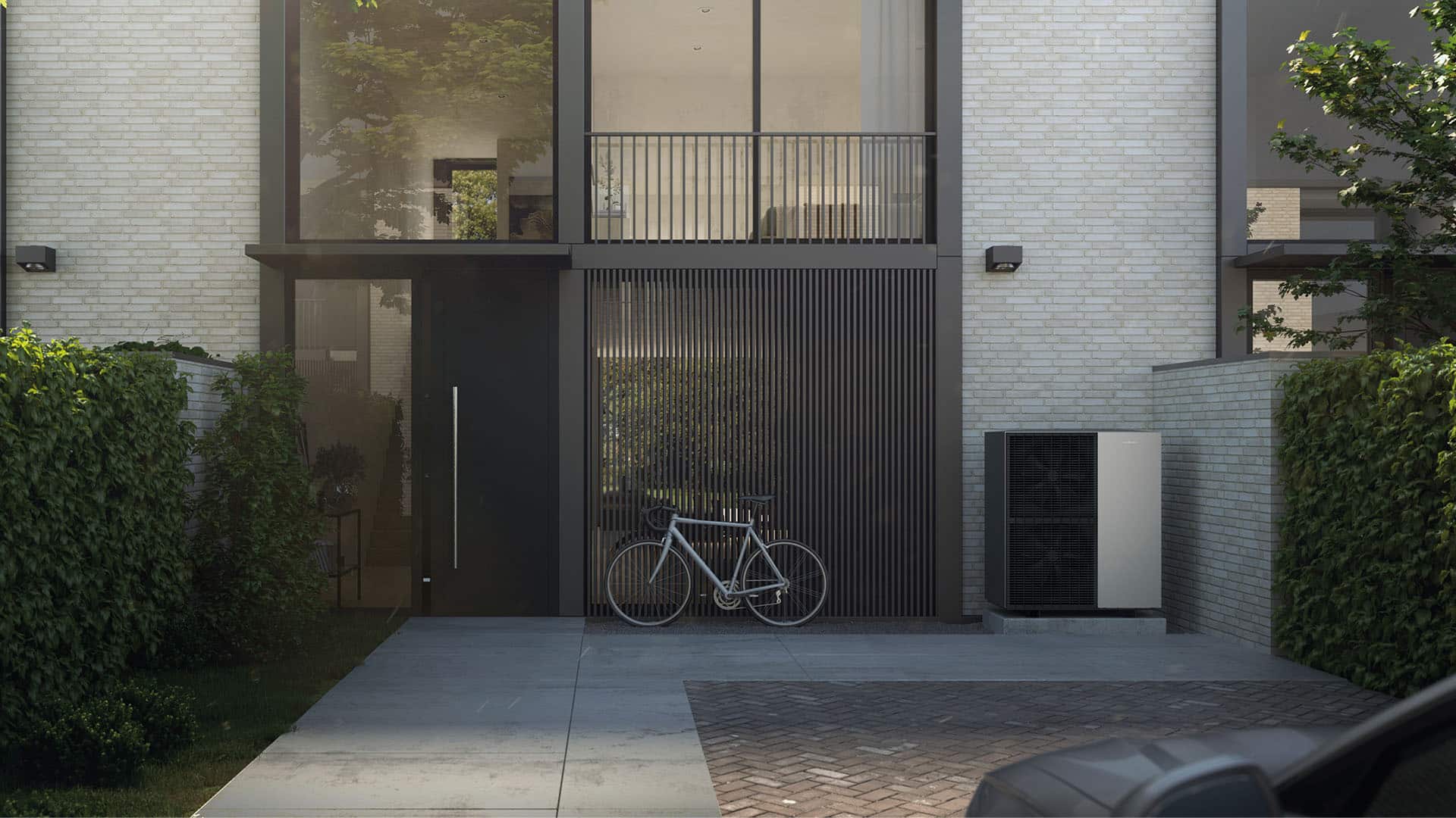 Façade moderne en brique blanche avec grande porte vitrée, clôture à lames sombres et un vélo garé devant, avec climatiseur extérieur et végétation.