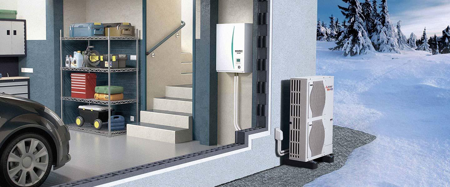 Intérieur d’une chaufferie moderne avec une unité de pompe à chaleur à l’extérieur, rangements techniques à gauche et vue sur un paysage enneigé, avec une voiture partiellement visible.