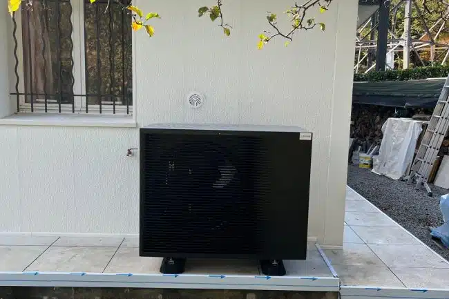 installation d'une pompe à chaleur pour chauffer de l'eau daikin altherma
