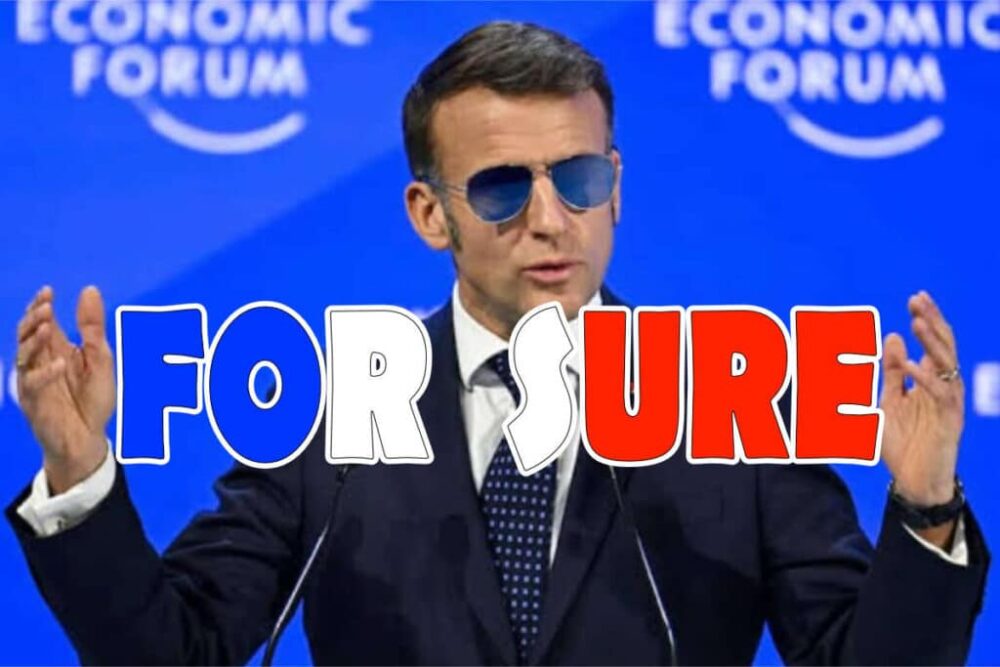 Portrait d’un homme en costume sombre portant des lunettes de soleil, bras levés, devant un fond bleu avec le slogan « FORSURE » en lettres stylisées, surmonté de « ECONOMIC FORUM ».