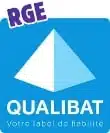 Logo Qualibat avec un carré bleu et un symbole en forme de triangle, texte « QUALIBAT » et mention « Votre label de l’habitat » en bas