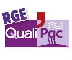 Logo « QualiPaq » avec le texte « RGE » et des lignes représentant des ondes ou un symbole de qualité, sur fond violet et rouge