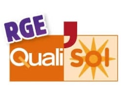 Logo « RGE QualiSol » avec un fond orange, le texte en violet et rouge et une flèche stylisée à droite.