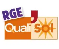 Logo « RGE QualiSol » avec un fond orange, le texte en violet et rouge et une flèche stylisée à droite.