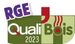 Logo RGE QualiBois 2023 avec les mentions « RGE » et « QualiBois 2023 » et une silhouette de maison et flamme stylisée