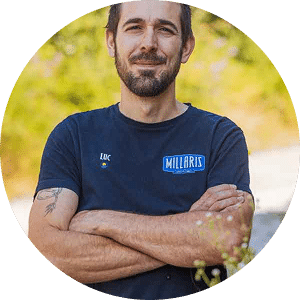 Trois membres d’une équipe en t-shirts bleus devant un logo « MILLARIS » avec la mention « L’énergie des sommets ».