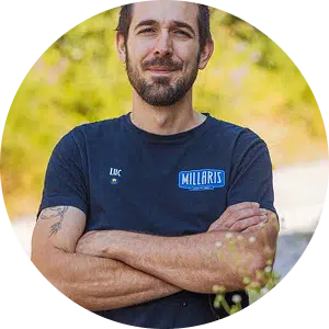 Trois membres d’une équipe en t-shirts bleus devant un logo « MILLARIS » avec la mention « L’énergie des sommets ».