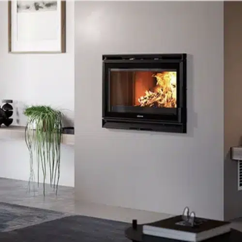 Cheminée encastrée noire dans un mur blanc, avec des flammes visibles, dans un salon moderne avec décoration sur une étagère et un vase de fleurs vertes