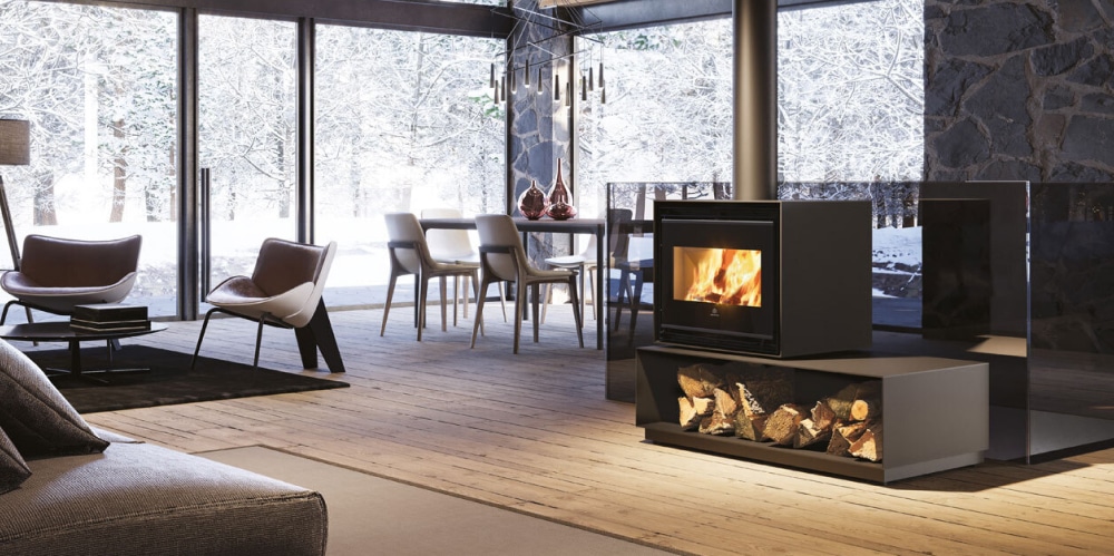 Poêle à bois dans un salon chaleureux, installé par Millaris Energies en Ariège