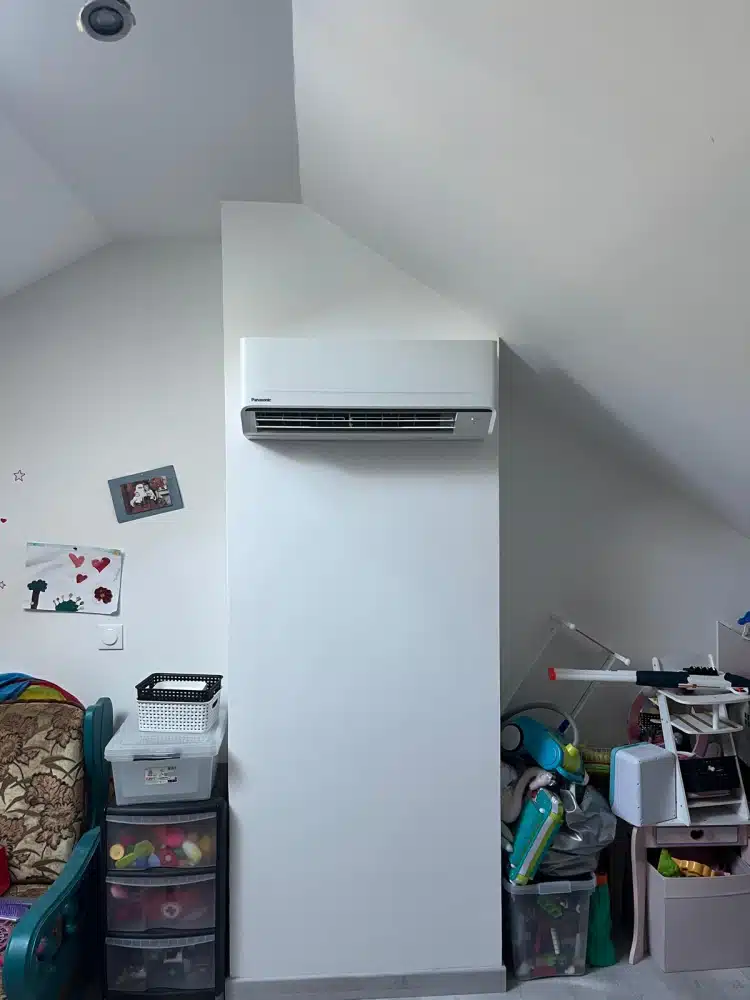 Unité intérieure murale de pompe à chaleur air-air installée dans une chambre mansardée à Saurat